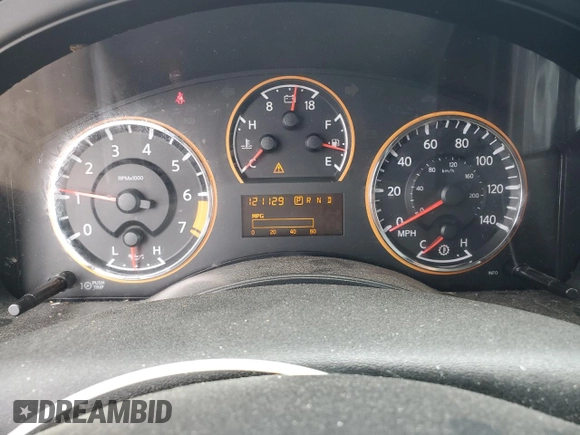2015 Nissan Armada SV z VIN 5N1BA0ND1FN613558, wystawiony jako Copart lot #56204725 z przebiegiem 121 129 mil mil oraz Czysty tytuł • Clean title. Historia ofert i sprzedaży dostępna na DreamBid. Obrazek 9.