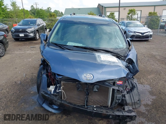 2016 Toyota Sienna XLE z VIN 5TDYK3DC2GS739042, wystawiony jako IAAI lot #42163983 z przebiegiem 98 842 mil mil oraz . Historia ofert i sprzedaży dostępna na DreamBid. Obrazek 13.