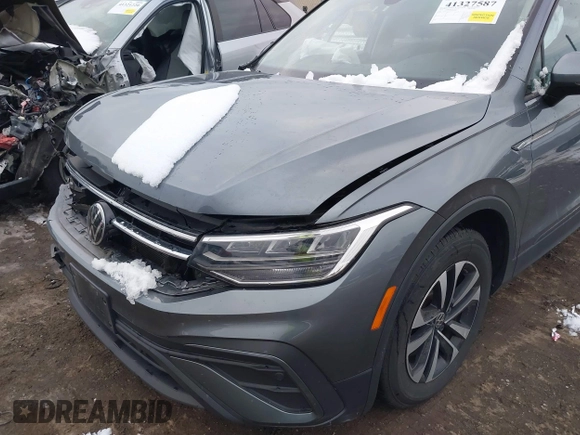 2022 Volkswagen Tiguan S with VIN 3VV0B7AX9NM032305, listed as a IAAI auction lot 41327587 with 49,524 mi miles. Bid and sale history available at carsss.com. Image 6.