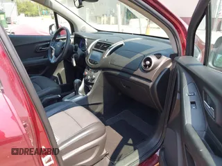 2016 Chevrolet Trax LT z VIN 3GNCJLSB9GL152213, wystawiony jako IAAI lot #42264657 z przebiegiem 126 710 mil mil oraz . Historia ofert i sprzedaży dostępna na DreamBid. Obrazek 5.