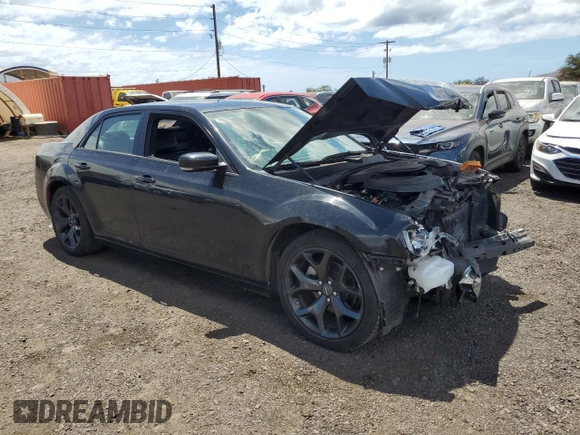 2022 Chrysler 300 S z VIN 2C3CCABG2NH111659, wystawiony jako Copart lot #50275975 z przebiegiem 34 926 mil mil oraz Szkoda całkowita • Salvage title. Historia ofert i sprzedaży dostępna na DreamBid. Obrazek 4.