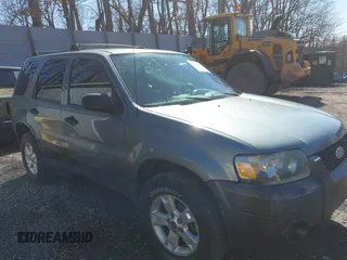 2006 Ford Escape XLT with VIN 1FMYU93166KA88481, listed as a IAAI auction lot 41717872 with 155,539 mi miles. Bid and sale history available at carsss.com. Image 1.