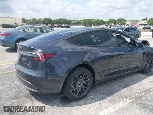 2025 Tesla Model 3 Long Range z VIN 5YJ3E1EBXSF909124, wystawiony jako IAAI lot #42015297 z przebiegiem Nie podano mil oraz . Historia ofert i sprzedaży dostępna na DreamBid. Obrazek 4.