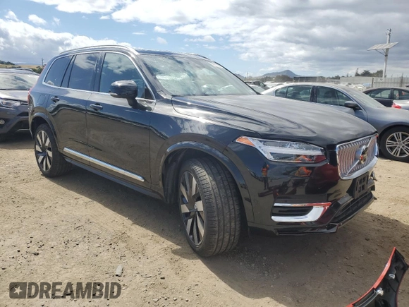 2023 Volvo XC90 Plus Bright Theme z VIN YV4H60CN0P1959375, wystawiony jako Copart lot #56911955 z przebiegiem 18 874 mil mil oraz Szkoda całkowita • Salvage title. Historia ofert i sprzedaży dostępna na DreamBid. Obrazek 4.