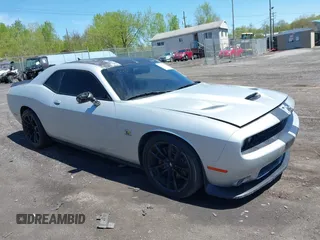 2019 Dodge Challenger R/T Scat Pack z VIN 2C3CDZFJ5KH724209, wystawiony jako IAAI lot #42167631 z przebiegiem 19 143 mil mil oraz . Historia ofert i sprzedaży dostępna na DreamBid. Obrazek 1.