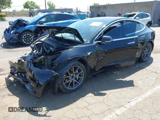 2018 Tesla Model 3 Long Range Battery z VIN 5YJ3E1EA2JF095525, wystawiony jako IAAI lot #42148713 z przebiegiem Nie podano mil oraz . Historia ofert i sprzedaży dostępna na DreamBid. Obrazek 2.