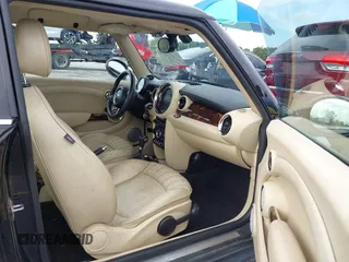 2012 MINI Hardtop S z VIN WMWSV3C52CT387024, wystawiony jako IAAI lot #42754819 z przebiegiem 54 853 mil mil oraz . Historia ofert i sprzedaży dostępna na DreamBid. Obrazek 5.