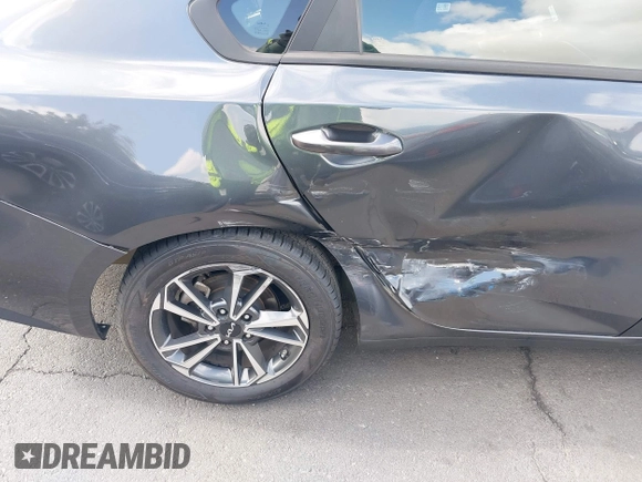 2023 Kia Forte LXS z VIN 3KPF24AD6PE578103, wystawiony jako IAAI lot #42131745 z przebiegiem 42 003 mil mil oraz . Historia ofert i sprzedaży dostępna na DreamBid. Obrazek 6.