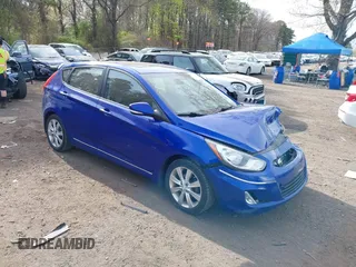 2013 Hyundai Accent SE z VIN KMHCU5AE7DU085650, wystawiony jako IAAI lot #42082694 z przebiegiem 115 506 mil mil oraz . Historia ofert i sprzedaży dostępna na DreamBid. Obrazek 1.