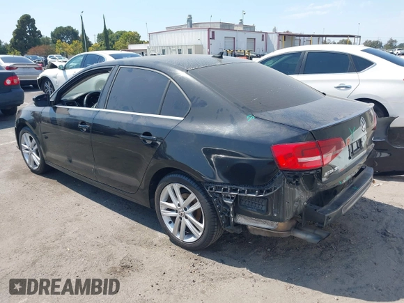 2015 Volkswagen Jetta SEL z VIN 3VWL17AJ7FM307632, wystawiony jako IAAI lot #42766536 z przebiegiem 101 661 mil mil oraz . Historia ofert i sprzedaży dostępna na DreamBid. Obrazek 3.