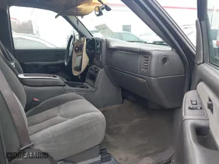 2003 Chevrolet Silverado 1500 LS with VIN 2GCEC19T131315205, listed as a IAAI auction lot 41804738 with 207,940 mi miles. Bid and sale history available at carsss.com. Image 5.