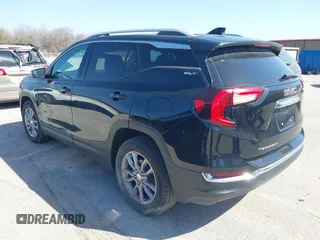 2023 GMC Terrain SLT z VIN 3GKALPEG4PL183995, wystawiony jako IAAI lot #40222049 z przebiegiem 18 875 mil mil oraz . Historia ofert i sprzedaży dostępna na DreamBid. Obrazek 3.