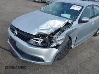 2014 Volkswagen Jetta SE z VIN 3VWD17AJ4EM266248, wystawiony jako IAAI lot #41893512 z przebiegiem 146 278 mil mil oraz . Historia ofert i sprzedaży dostępna na DreamBid. Obrazek 6.