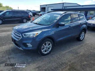 2018 Ford Escape SE z VIN 1FMCU9GD9JUA61609, wystawiony jako Copart lot #58498145 z przebiegiem 130 128 mil mil oraz Tytuł czysty. Historia ofert i sprzedaży dostępna na DreamBid. Obrazek 1.