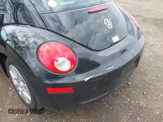 2010 Volkswagen New Beetle Coupe with VIN 3VWPW3AG6AM021330, listed as a IAAI auction lot 42094872 with 124,908 mi miles. Bid and sale history available at carsss.com. Image 13.