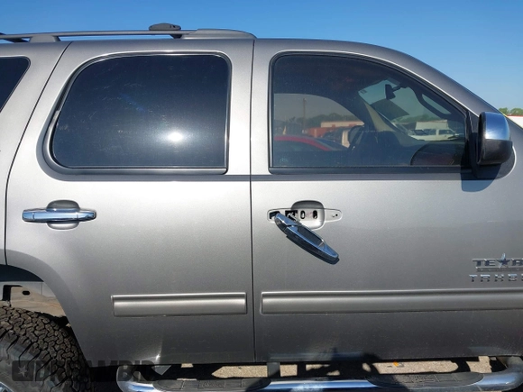2009 Chevrolet Tahoe 2LT z VIN 1GNFC230X9R291177, wystawiony jako IAAI lot #41965944 z przebiegiem 71 073 mil mil oraz . Historia ofert i sprzedaży dostępna na DreamBid. Obrazek 13.