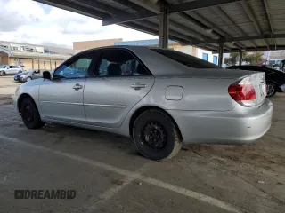 2005 Toyota Camry STD z VIN 4T1BE32K25U946848, wystawiony jako Copart lot #50825945 z przebiegiem 271 622 mil mil oraz Czysty tytuł • Clean title. Historia ofert i sprzedaży dostępna na DreamBid. Obrazek 2.