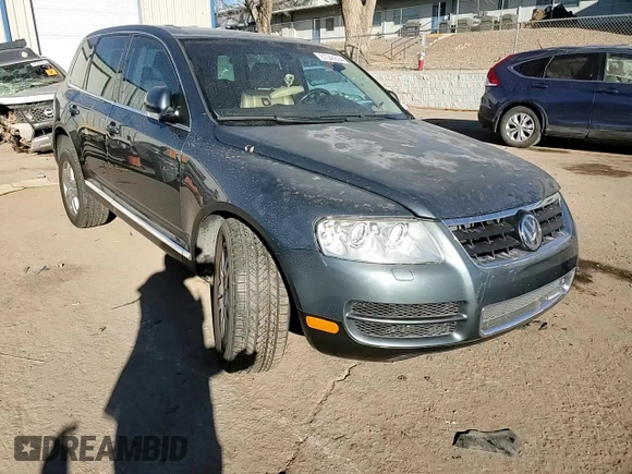 2004 Volkswagen Touareg z VIN WVGEM77L64D051760, wystawiony jako Copart lot #87044304 z przebiegiem Nie podano mil oraz Szkoda całkowita • Salvage title. Historia ofert i sprzedaży dostępna na DreamBid. Obrazek 10.