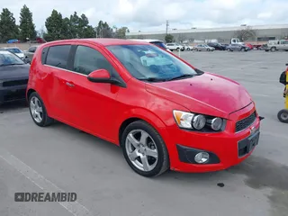2015 Chevrolet Sonic LTZ z VIN 1G1JE6SB4F4124936, wystawiony jako IAAI lot #41914179 z przebiegiem 110 740 mil mil oraz . Historia ofert i sprzedaży dostępna na DreamBid. Obrazek 1.