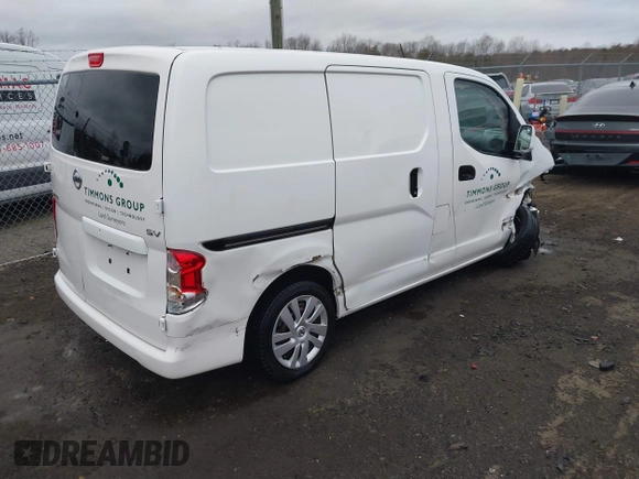 2019 Nissan NV200 Compact Cargo S with VIN 3N6CM0KN9KK706662, listed as a IAAI auction lot 41684979 with 58,988 mi miles. Bid and sale history available at carsss.com. Image 4.