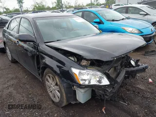 2005 Toyota Avalon XL z VIN 4T1BK36B05U044122, wystawiony jako IAAI lot #42186890 z przebiegiem 321 117 mil mil oraz . Historia ofert i sprzedaży dostępna na DreamBid. Obrazek 1.