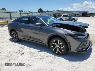 2024 Toyota Crown XLE z VIN JTDAAAAF0R3021727, wystawiony jako Copart lot #55737934 z przebiegiem 6269 mil mil oraz Szkody całkowita. Historia ofert i sprzedaży dostępna na DreamBid. Obrazek 4.