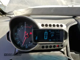 2014 Chevrolet Sonic LS z VIN 1G1JA5SH0E4131777, wystawiony jako Copart lot #65558225 z przebiegiem 136 704 mil mil oraz Szkoda całkowita • Salvage title. Historia ofert i sprzedaży dostępna na DreamBid. Obrazek 9.