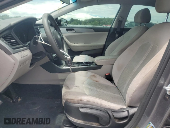 2018 Hyundai Sonata SE z VIN 5NPE24AF8JH630881, wystawiony jako Copart lot #56301655 z przebiegiem 145 534 mil mil oraz Czysty tytuł • Clean title. Historia ofert i sprzedaży dostępna na DreamBid. Obrazek 7.