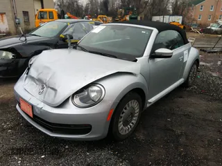 2013 Volkswagen Beetle 2.5L z VIN 3VW5P7AT4DM813232, wystawiony jako IAAI lot #39203795 z przebiegiem 81 397 mil mil oraz . Historia ofert i sprzedaży dostępna na DreamBid. Obrazek 2.