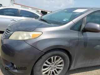2012 Toyota Sienna XLE AAS z VIN 5TDYK3DC3CS240342, wystawiony jako IAAI lot #42172125 z przebiegiem 244 483 mil mil oraz . Historia ofert i sprzedaży dostępna na DreamBid. Obrazek 17.