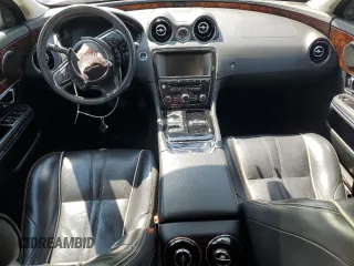 2016 Jaguar XJ R-Sport z VIN SAJWJ1CD8G8V95608, wystawiony jako Copart lot #59103615 z przebiegiem 119 066 mil mil oraz Szkoda całkowita • Salvage title. Historia ofert i sprzedaży dostępna na DreamBid. Obrazek 8.