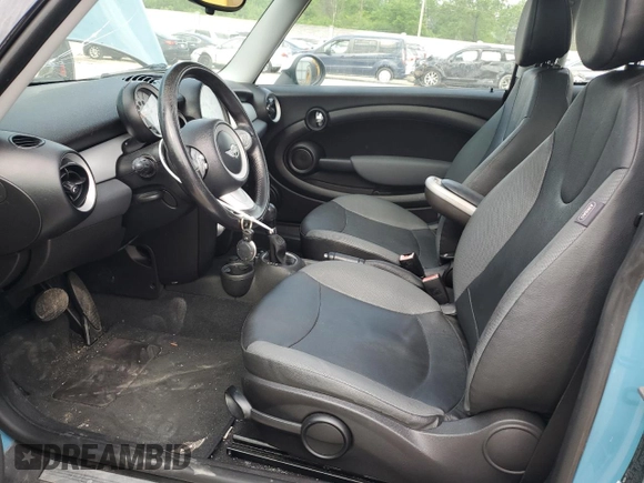 2010 MINI Hardtop z VIN WMWMF3C55ATZ21524, wystawiony jako Copart lot #57141035 z przebiegiem 155 043 mil mil oraz Nie do naprawy • Non repairable. Historia ofert i sprzedaży dostępna na DreamBid. Obrazek 7.