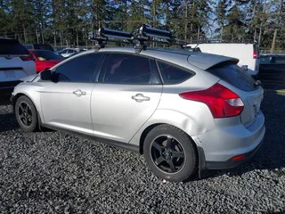2014 Ford Focus SE z VIN 1FADP3K24EL399942, wystawiony jako IAAI lot #41697216 z przebiegiem 112 393 mil mil oraz . Historia ofert i sprzedaży dostępna na DreamBid. Obrazek 3.