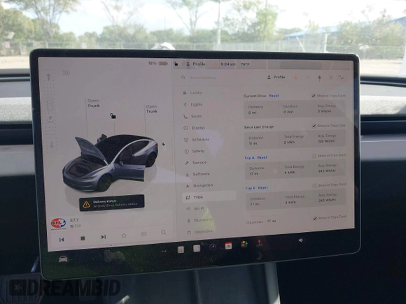 2025 Tesla Model 3 Long Range z VIN 5YJ3E1EA7SF892239, wystawiony jako IAAI lot #42068918 z przebiegiem 17 mil mil oraz . Historia ofert i sprzedaży dostępna na DreamBid. Obrazek 7.
