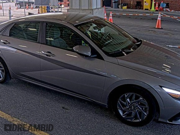 2024 Hyundai Elantra SEL z VIN KMHLM4DG8RU636246, wystawiony jako IAAI lot #42808858 z przebiegiem 37 872 mil mil oraz . Historia ofert i sprzedaży dostępna na DreamBid. Obrazek 2.