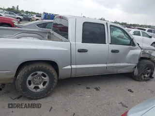2005 Dodge Dakota ST z VIN 1D7HE28K75S308645, wystawiony jako IAAI lot #41931890 z przebiegiem 338 615 mil mil oraz . Historia ofert i sprzedaży dostępna na DreamBid. Obrazek 13.