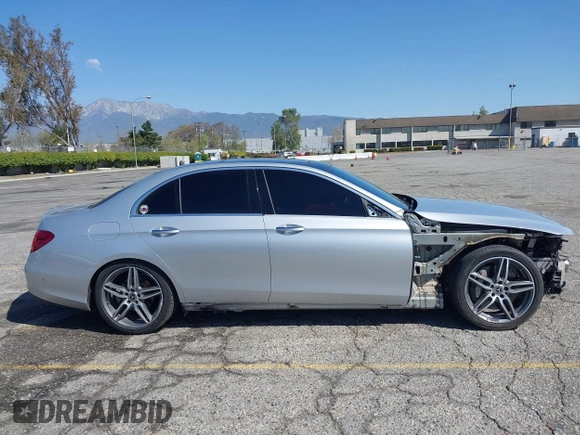 2018 Mercedes-Benz E-Class E 300 with VIN WDDZF4JB5JA455098, listed as a IAAI auction lot 41860177 with 84,612 mi miles. Bid and sale history available at carsss.com. Image 14.