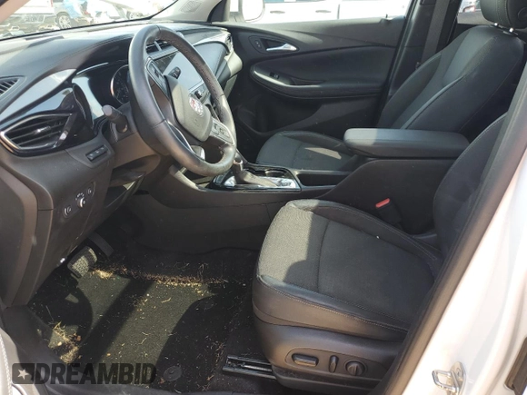 2021 Buick Encore GX Select z VIN KL4MMDSL1MB080983, wystawiony jako Copart lot #57167195 z przebiegiem Nie podano mil oraz Szkoda całkowita • Salvage title. Historia ofert i sprzedaży dostępna na DreamBid. Obrazek 7.