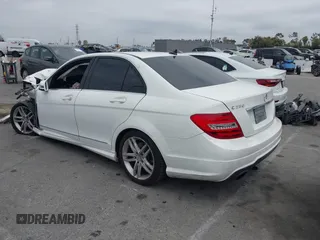 2013 Mercedes-Benz C 250 Sport z VIN WDDGF4HBXDA862156, wystawiony jako IAAI lot #42425713 z przebiegiem Nie podano mil oraz . Historia ofert i sprzedaży dostępna na DreamBid. Obrazek 3.