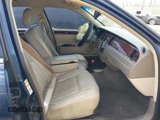 2003 Lincoln Town Car Executive z VIN 1LNHM81W43Y632820, wystawiony jako IAAI lot #42048881 z przebiegiem 137 738 mil mil oraz . Historia ofert i sprzedaży dostępna na DreamBid. Obrazek 5.
