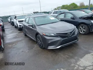 2022 Toyota Camry SE z VIN 4T1G11AK2NU659646, wystawiony jako IAAI lot #42223871 z przebiegiem 26 577 mil mil oraz . Historia ofert i sprzedaży dostępna na DreamBid. Obrazek 1.