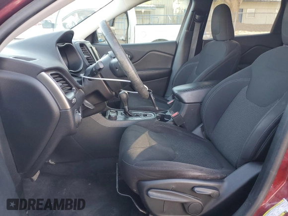 2019 Jeep Cherokee Latitude z VIN 1C4PJMCB0KD140030, wystawiony jako Copart lot #77901084 z przebiegiem 184 787 mil mil oraz Szkoda całkowita • Salvage title. Historia ofert i sprzedaży dostępna na DreamBid. Obrazek 7.