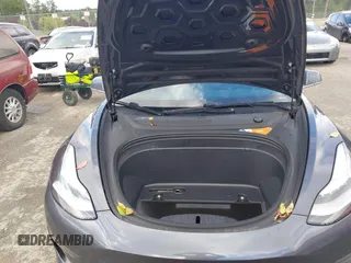 2018 Tesla Model 3 Long Range Battery z VIN 5YJ3E1EA2JF011588, wystawiony jako IAAI lot #42304226 z przebiegiem 56 819 mil mil oraz . Historia ofert i sprzedaży dostępna na DreamBid. Obrazek 10.