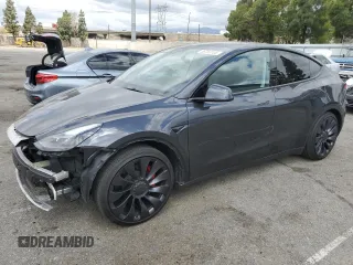 2024 Tesla Model Y Performance z VIN 7SAYGDEF5RF125127, wystawiony jako Copart lot #56753105 z przebiegiem 9 267 mil mil oraz Szkoda całkowita • Salvage title. Historia ofert i sprzedaży dostępna na DreamBid. Obrazek 1.