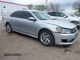 2012 Volkswagen Passat SE z VIN 1VWBP7A30CC042450, wystawiony jako IAAI lot #42078090 z przebiegiem 160 323 mil mil oraz . Historia ofert i sprzedaży dostępna na DreamBid. Obrazek 1.