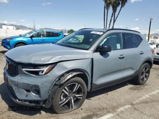 2023 Volvo XC40 Plus Dark Theme с VIN YV4L12UL8P2972743, выставлен на аукционе Copart как лот 51854775 с пробегом 16 959 миль миль и Списание • Salvage title. История ставок и продаж доступна на DreamBid. Изображение 1.