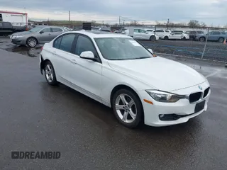 2015 BMW 3 Series 328i xDrive z VIN WBA3B3G51FNR88148, wystawiony jako IAAI lot #41961444 z przebiegiem 61 235 mil mil oraz . Historia ofert i sprzedaży dostępna na DreamBid. Obrazek 1.
