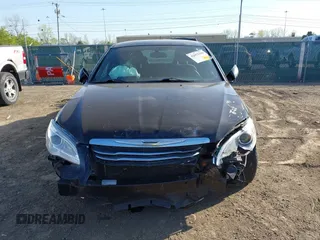2011 Chrysler 200 Touring z VIN 1C3BC1FBXBN552307, wystawiony jako IAAI lot #42053190 z przebiegiem 162 138 mil mil oraz . Historia ofert i sprzedaży dostępna na DreamBid. Obrazek 6.