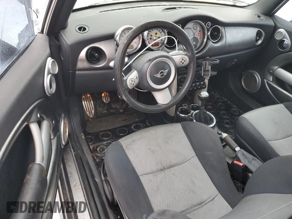 2006 MINI Hardtop S z VIN WMWRE33556TN29417, wystawiony jako Copart lot #42712575 z przebiegiem 265 492 mil mil oraz Czysty tytuł • Clean title. Historia ofert i sprzedaży dostępna na DreamBid. Obrazek 8.