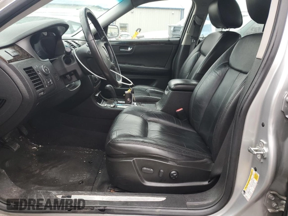 2010 Cadillac DTS 1SA z VIN 1G6KA5EY0AU125918, wystawiony jako Copart lot #45471305 z przebiegiem 56 685 mil mil oraz Szkoda całkowita • Salvage title. Historia ofert i sprzedaży dostępna na DreamBid. Obrazek 7.